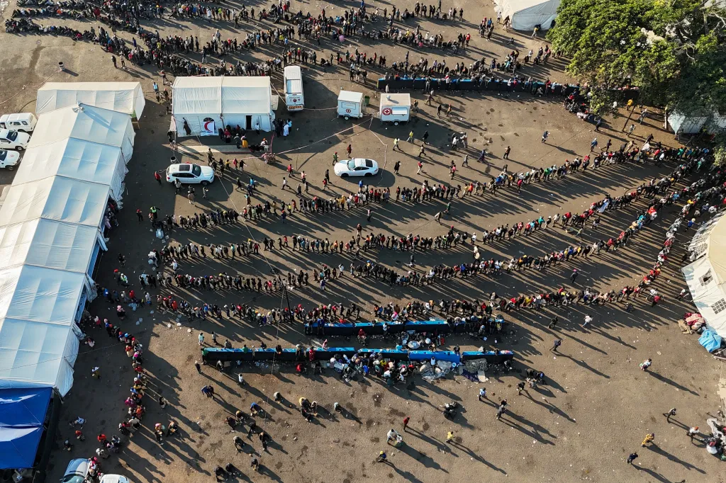 Tisíce Malawijců, kteří se snaží ještě před začátkem protestů opustit zemi, čekají v Durbanu na odbavení pohraničními úředníky