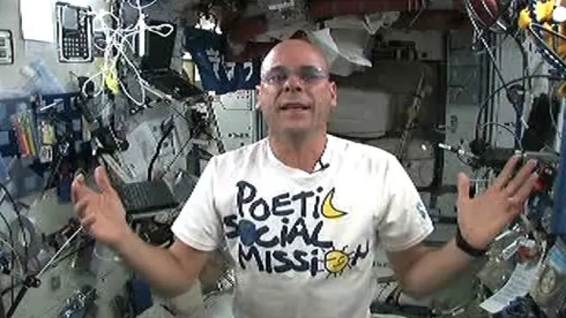 Klaun ve vesmíru Guy Laliberté uvádí show varující před ubývající vodou na Zemi.