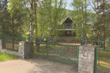 Řadu staveb získalo Rusko ještě od Československa, někde bezplatně užívá i pozemky. Navrácení chce ministerstvo řešit