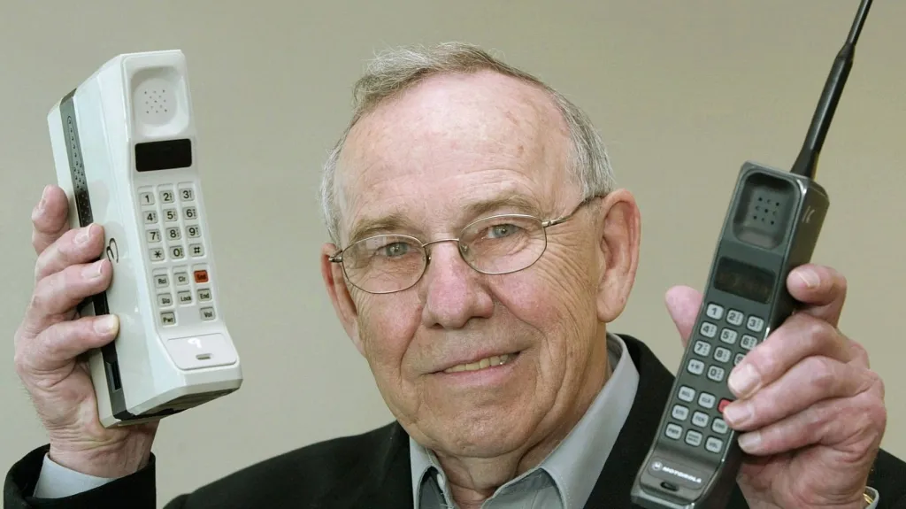 Bývalý šéf designérů firmy Motorola Rudy Krolopp ukazuje dva nejstarší typy "DynaTAC 8000X" (vlevo) a "International 320