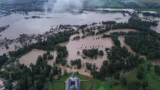 Velká voda u zámku Kravaře