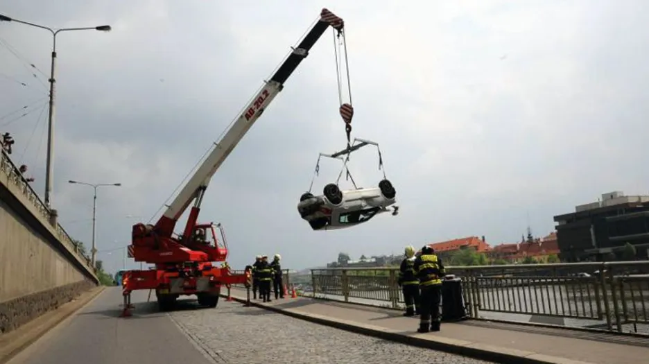 Nehoda u pražského Čechova mostu