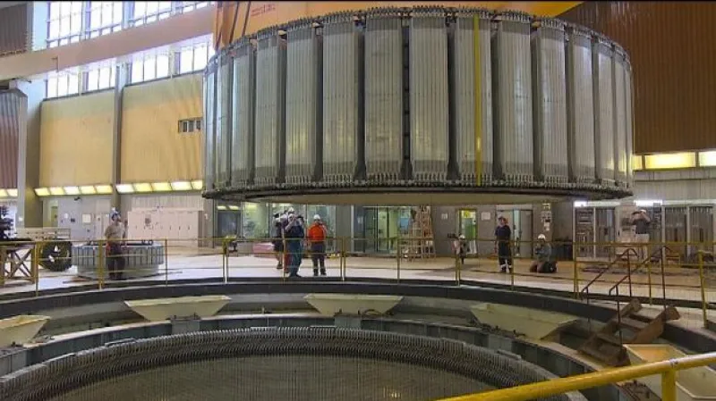 V Dalešicích usazovali obří rotor generátoru vodní elektrárny