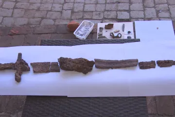 Archeologové našli v rekonstruovaném břeclavském zámku vzácný meč a další předměty