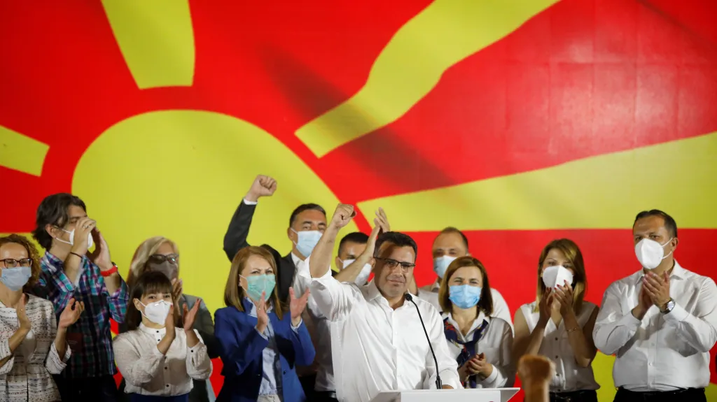 Zoran Zaev slaví vítězství ve volbách