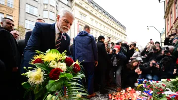 Prezident Petr Pavel pokládá květiny u památníku na Národní třídě