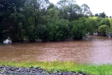 Silné bouřky s kroupami zastavily provoz na železnici, hrozí povodně