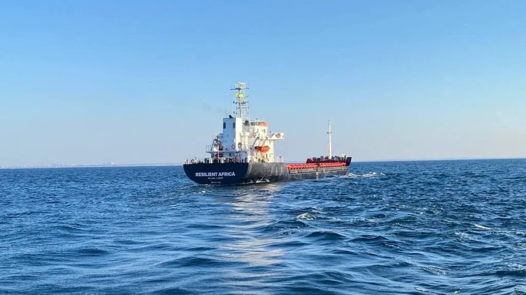 Loď s obilím opouští přístav v Čornomorsku
