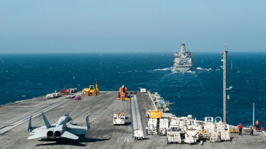 Letadlová loď USS Ronald Reagan míří do oblasti Korejského poloostrova