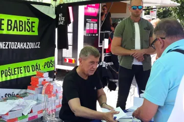 Za hození vejce po Babišovi na předvolební akci v Průhonicích dostal muž pokutu