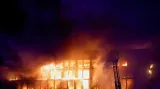 Hasiči krotí požár budovy Crocus City Hall po útoku Islámského státu