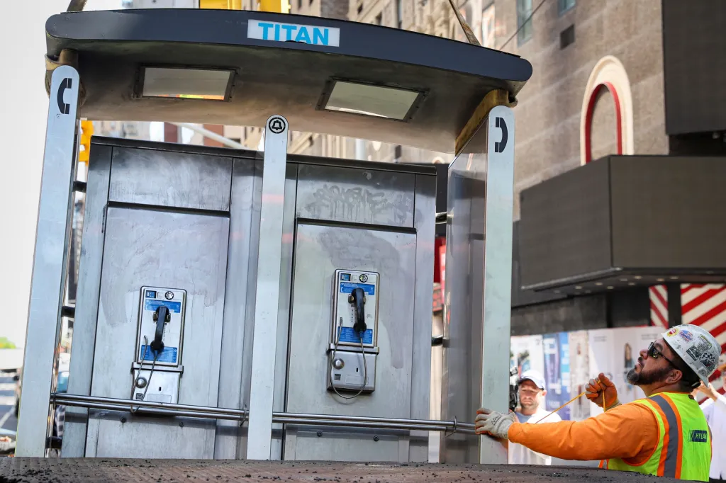 Newyorčané se rozloučili s poslední telefonní budkou ve městě