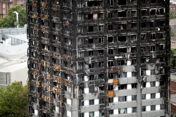 Smrti 72 lidí při požáru Grenfell Tower šlo zabránit, tvrdí vyšetřovací zpráva