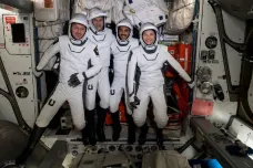 Kapsle se čtyřmi astronauty z ISS přistála do moře u Floridy