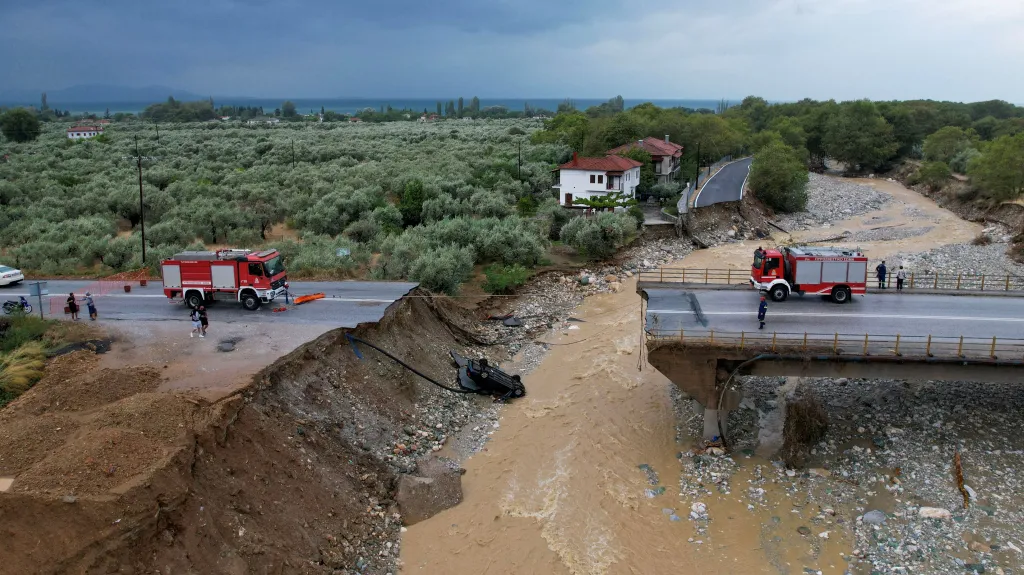 Následky záplav ve vesnici Kala Nera v Thesálii