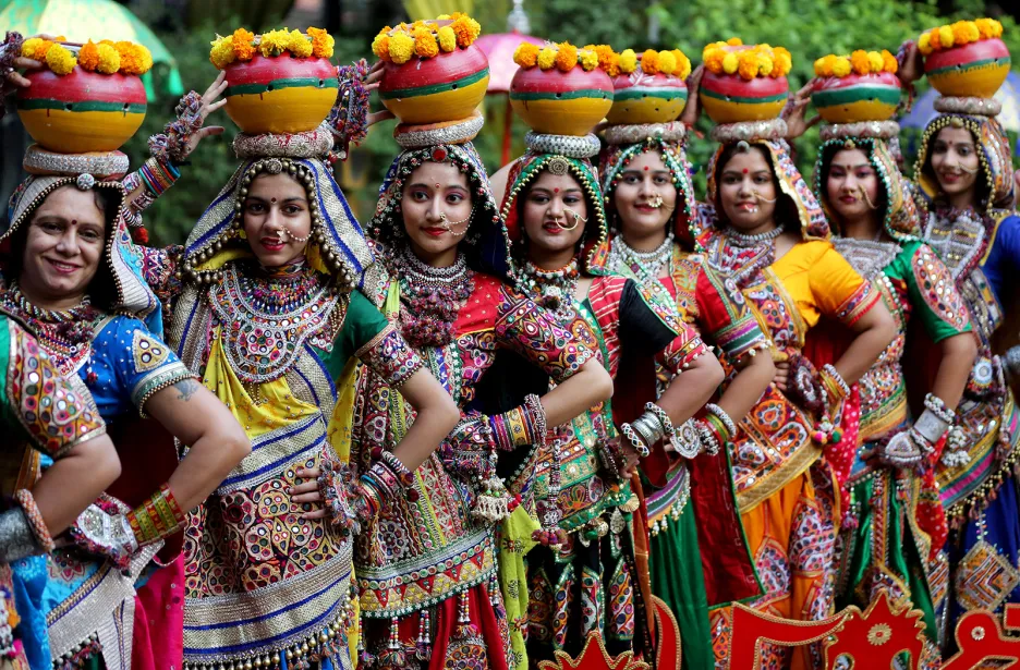 Ženy pózují při zkouškách lidového tance s názvem Garba během festivalu Navratri, při němž se uctívá hinduistická bohyně Durga a mladí lidé tančí v tradičních kostýmech