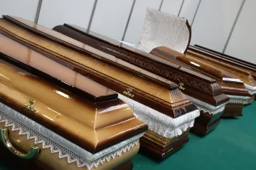 Neúcta k pozůstalým i chybně uvedené ceny. Kontroly ukázaly chyby pohřebních služeb