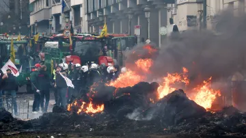 Protesty zemědělců v Bruselu během summitu EU