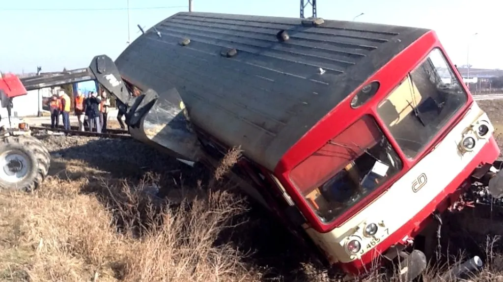 Nehoda vlaku a kamionu u Velkých Pavlovic