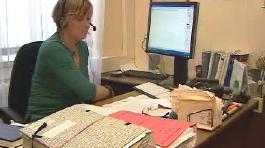 Soudní zapisovatelka s hlasovým přístrojem