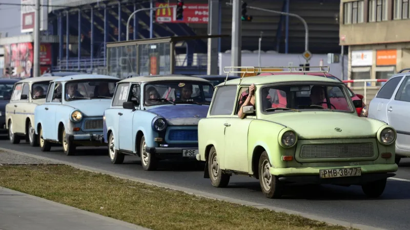 Sraz majitelů trabantů v Praze na Letné