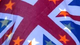 Britská vlajka se prolíná s hvězdami vlajky EU během demonstrace proti brexitu před budovou parlamentu v Londýně.