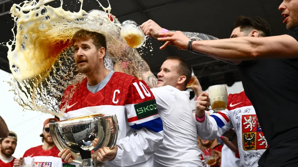 Spoluhráči polévají pivem kapitána Romana Červenku s pohárem
