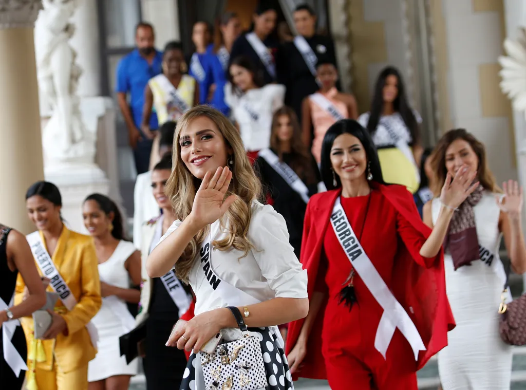 Miss Španělska Angela Ponceová, první transsexuálka, která se zúčastnila soutěže Miss Universe, spolu s ostatními soutěžícími po jejich setkání s thajským premiérem