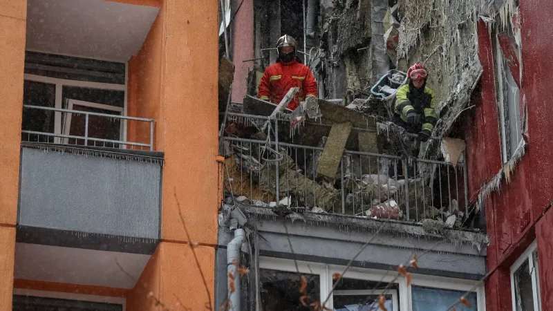 Záchranáři v kyjevském bytovém domě, který zasáhl ruský dron (9. ledna 2026)