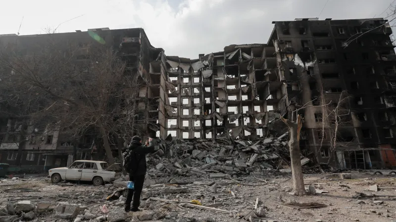 Před válkou žilo v Mariupolu skoro půl milionu lidí. Dnes je město v troskách