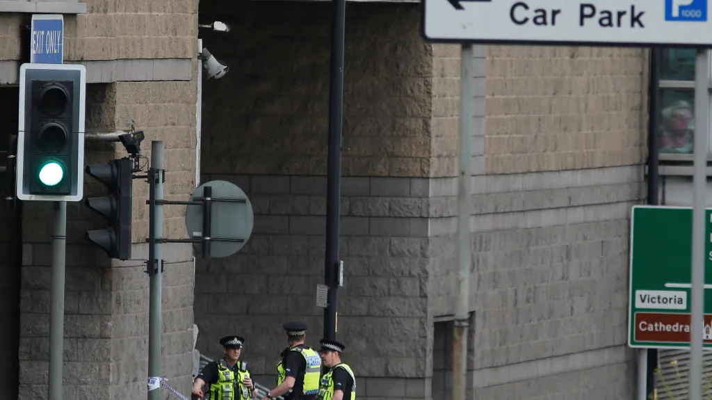 Policie u vjezdu do haly v Manchesteru