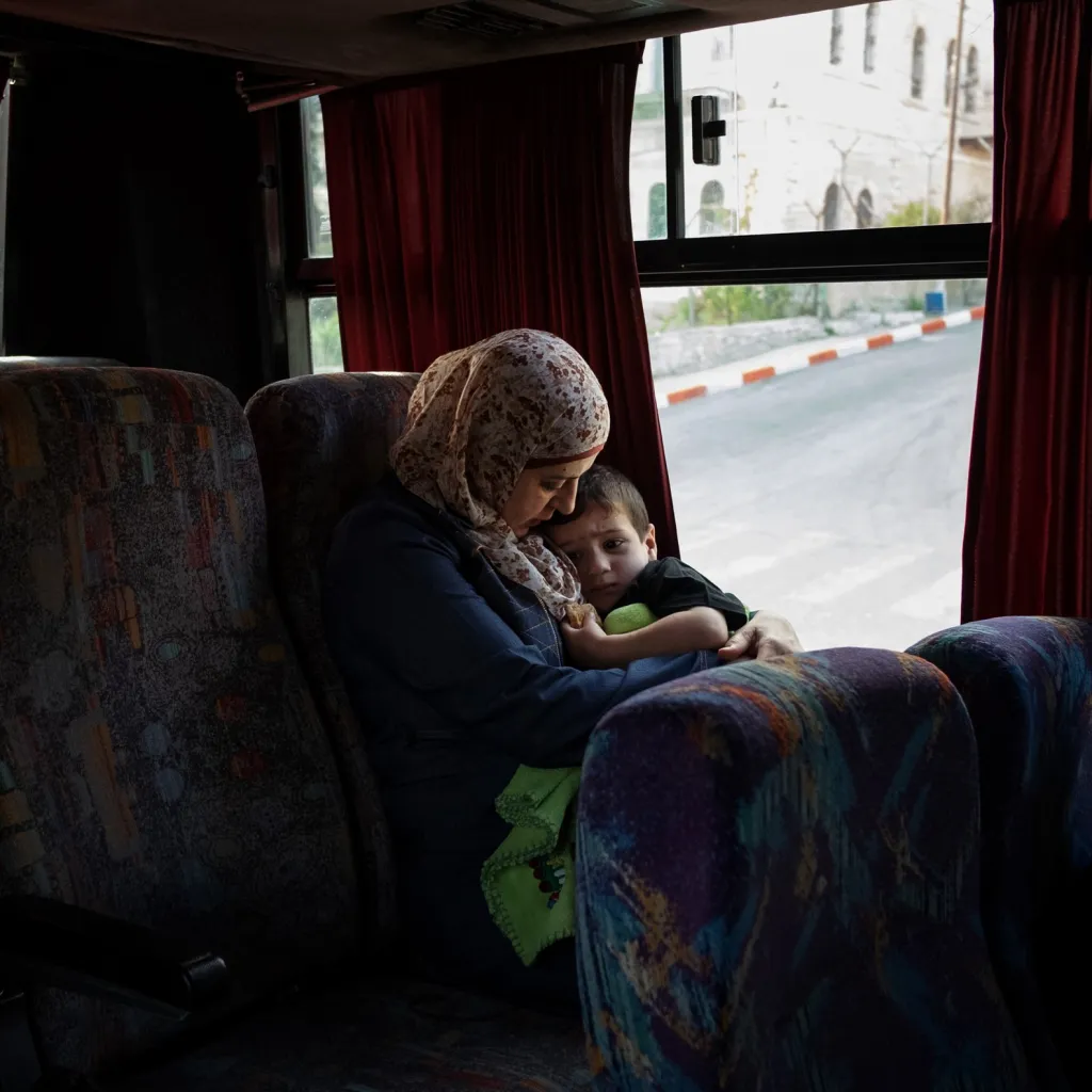 Při návštěvě palestinského vězně musí návštěvníci dodržet řadu různých omezení vyplývajících z vězeňských předpisů a omezení stanovených Izraelskou bezpečnostní agenturou (ISA)