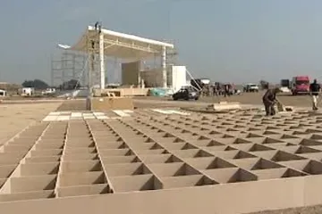 Návštěva papeže se blíží - v Brně vztyčili obří kříž a kotvu