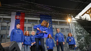 Demonstrant přestřihává ostnatý drát