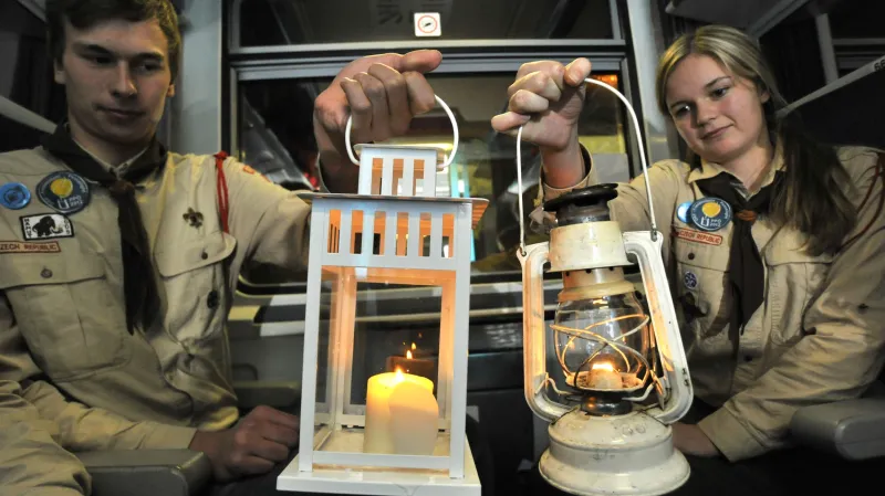 Brněnští skauti přivážejí betlémské světlo každoročně