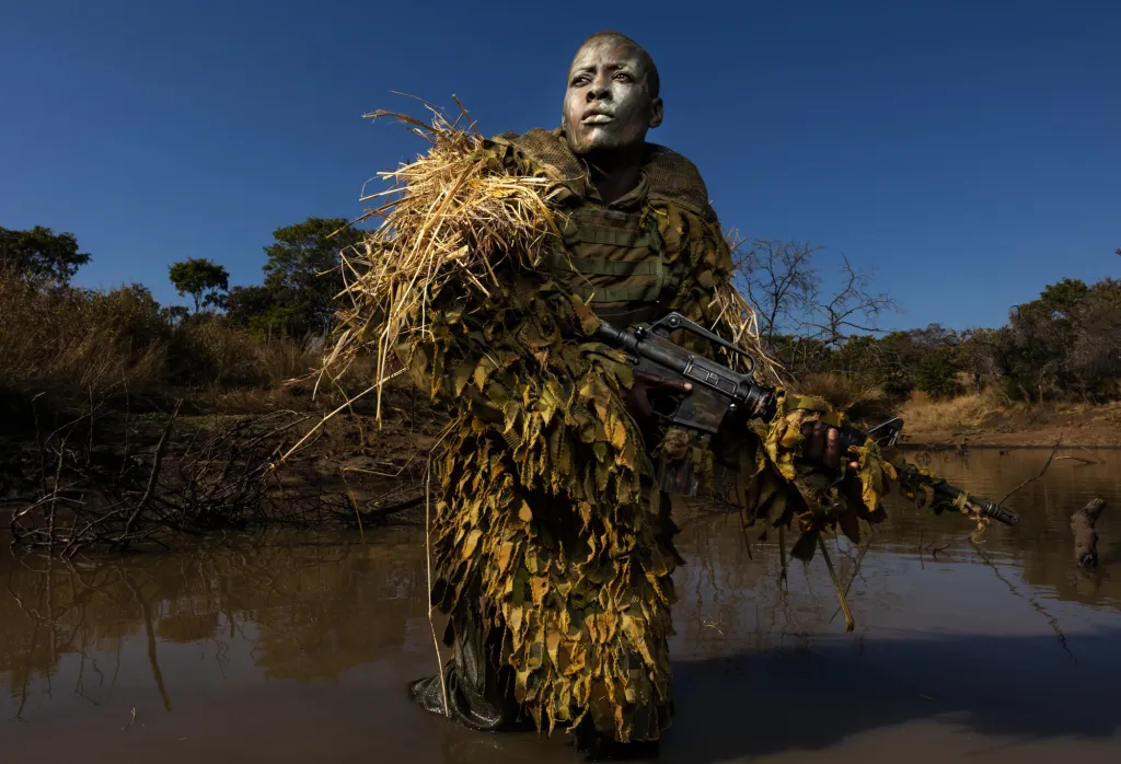 1. místo v kategorii životní prostředí (Brent Stirton, Getty Images): Petronella Chigumbura, člen protipytlácké jednotky ze zimbabwského národního parku Phundundu