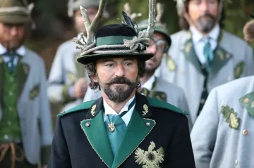 Najbrt úřaduje v pekle. Čertím brkem zapisuje hříšníky, politickou satiru ale může vzít čert