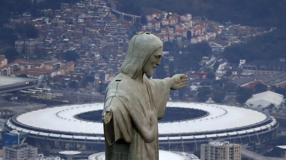Kristus Spasitel, symbol Ria, v pozadí se stadionem Maracaná