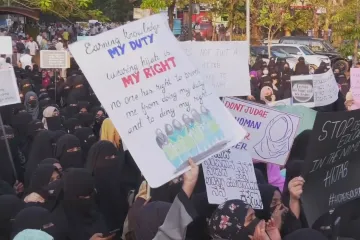 Některé indické školy studentkám zakazují nosit hidžáb, muslimové se proti tomu bouří