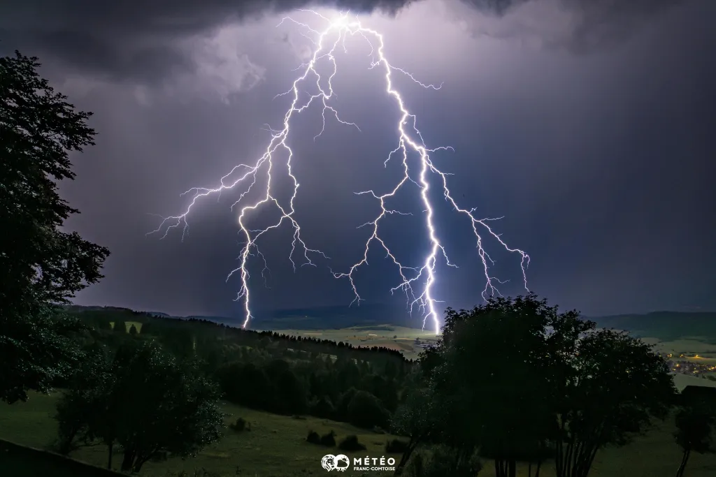 Ilyes Ghouil, Arc-sous-Cicon ve Francii: Bouře nad Jurou

V časných ranních hodinách 7. srpna 2024, když pohoří Jura ještě zahalovala tma, se přes náhorní plošiny regionu přehnalo několik bouří. Kolem 5:00 ráno se nebe nad Arc-sous-Cicon náhle rozzářilo. Přede mnou se rozprostřela ohromující podívaná na zuřivost přírody – několik blesků prořízlo tenký závoj deště a zasáhlo ještě spící údolí s dechberoucí silou