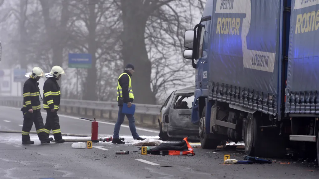 Srážku osobního a nákladního auta nepřežili tři lidé