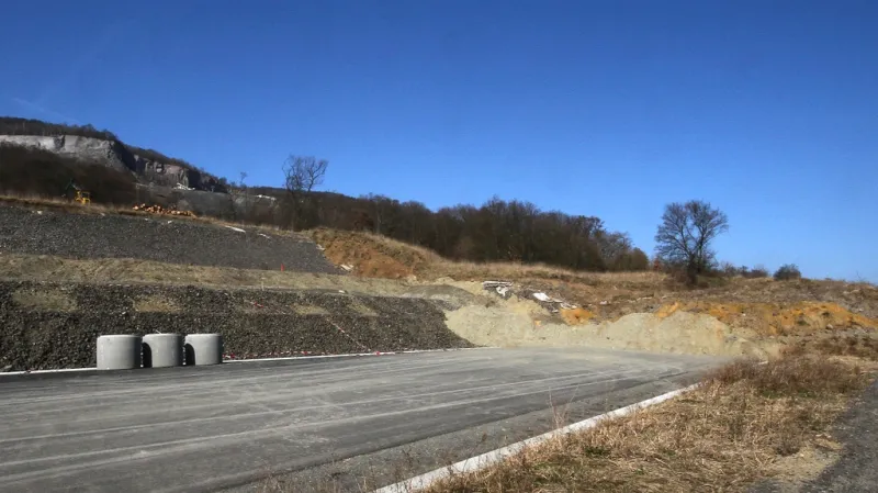 Sesutá půda na dálnici D8 u Litochovic