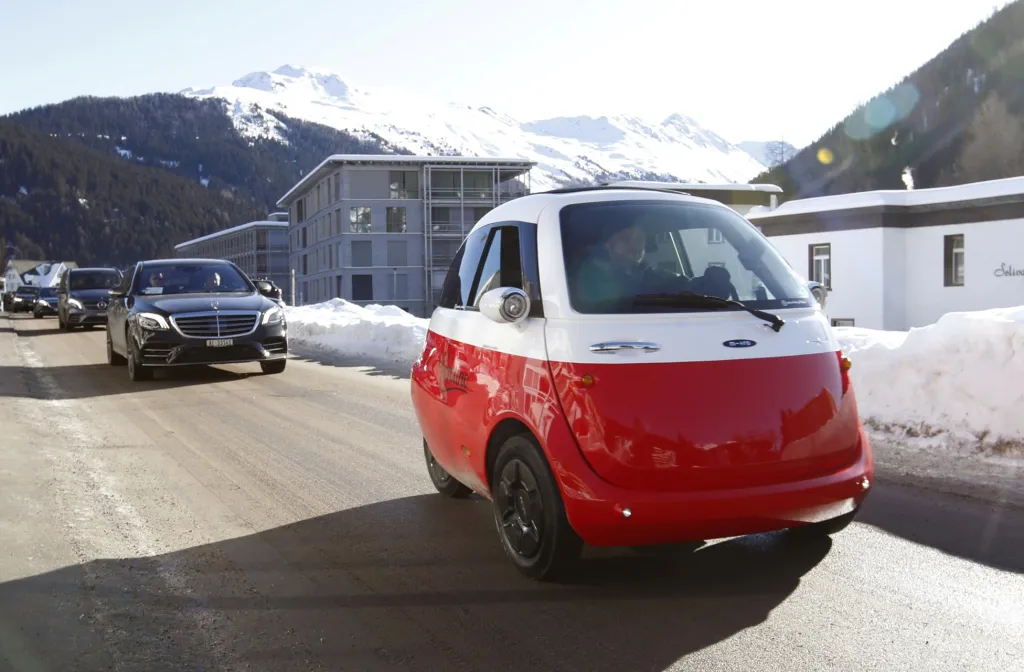 Kolonu vládních vozidel během Světového ekonomického fóra v Davosu vedl elektromobil  švýcarské výroby s názvem Microlino