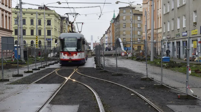 Provizorní konečná zastávka v centru Olomouce u nově budovaného mostu