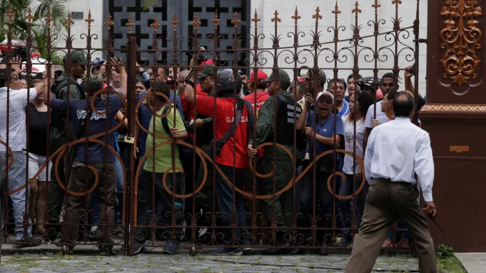 Příznivci prezidenta Madura dorazili do parlamentu během nedělní mimořádné schůze
