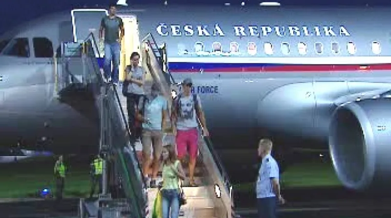 Armádní speciál se vrátil z Jerevanu do Prahy