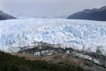 Japonští vědci zkoumají ledovce, které odolávají změně klimatu