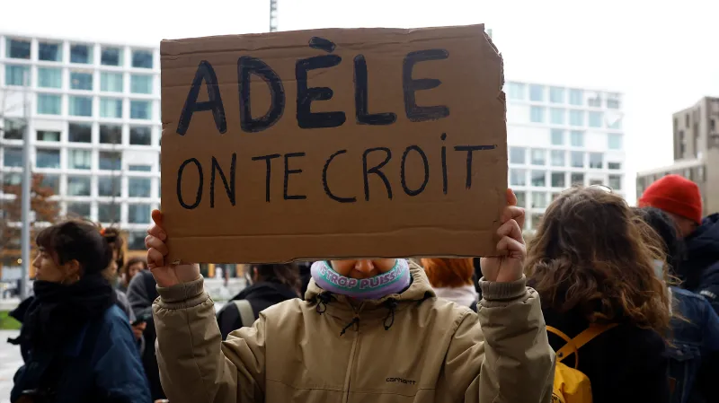 Účastníci demonstrace na podporu Adele Haenelové před soudem s Christophem Ruggiou