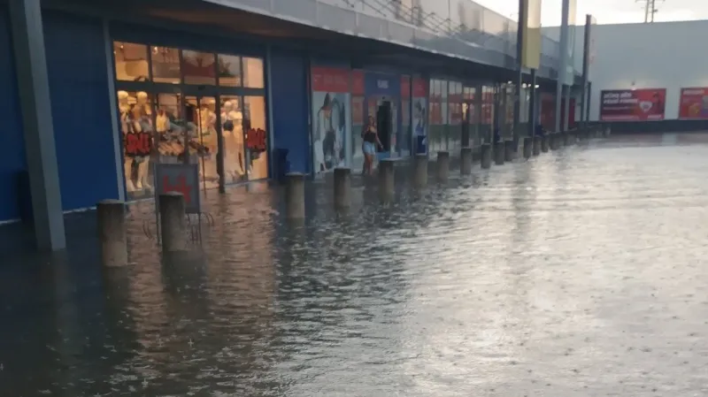 Další vlna bouřek si vyžádala zásahy hasičů