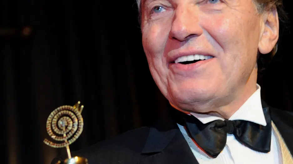 Karel Gott při zisku Českého slavíka (2010)